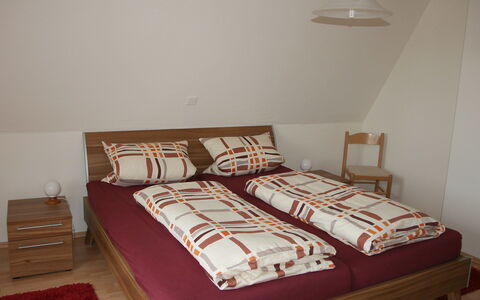 Kamelienweg: Schlafzimmer, Bett, Möbel, Bettdecke, Zimmer, Eigentum, Bedding, Bettrahmen, Fussboden, Wand