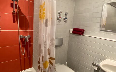 Kamelienweg: Armatur, Eigentum, Duschkopf, Zapfhahn, Badezimmer, Dusche, Lila, Beleuchtung, Duschpaneel, Sinken