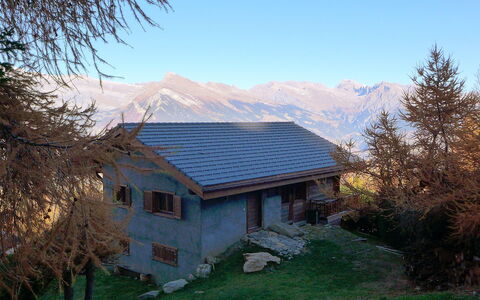 La Bergerie: Eigentum, Haus, Zuhause, Berg, Himmel, Natürliche Landschaft, Dach, Grundeigentum, Hütte, Gebäude