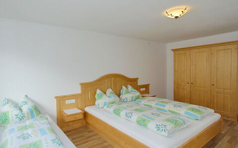 Hauser: Schlafzimmer, Zimmer, Eigentum, Bett, Bettdecke, Möbel, Wand, Bedding, Bettrahmen, Matratze