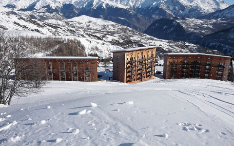 Le Corbier 600: Himmel, Schnee, Berg, Eigentum, Gebäude, Steigung, Die Architektur, Baum, Haus, Natürliche Landschaft