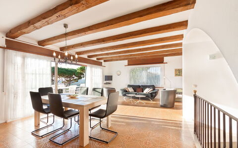 Playa de Aro 511: Zimmer, Interior Design, Decke, Gebäude, Eigentum, Möbel, Wohnzimmer, Haus, Fussboden, Zuhause