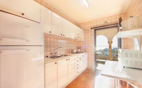 Playa de Aro 511: Eigentum, Zimmer, Interior Design, Möbel, Gebäude, Fussboden, Decke, Küche, Haus, Countertop