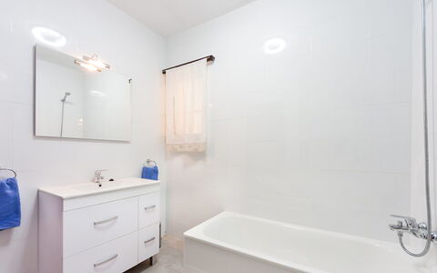 Playa de Aro 511: Badezimmer, Zimmer, Eigentum, Fussboden, Interior Design, Badewanne, Zapfhahn, Grundeigentum, Decke, Fliese