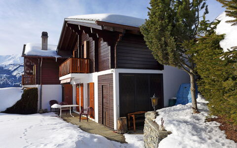 Chalet Praline: Himmel, Schnee, Wolke, Gebäude, Fenster, Baum, Pflanze, Steigung, Haus, Hütte
