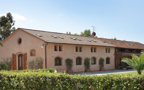 Grosseto 825: Pflanze, Himmel, Gebäude, Fenster, Eigentum, Grundstueck, Baum, Haus, Vegetation, Gras