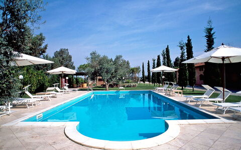 Grosseto 825: Schwimmbad, Eigentum, Haus, Grundeigentum, Himmel, Zuhause, Urlaub, Freizeit, Gebäude, Resort