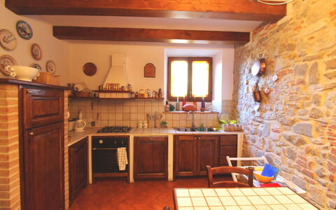 Casa Rosada: Eigentum, Zimmer, Countertop, Gebäude, Möbel, Küche, Cabinetry, Haus, Fussboden, Interior Design