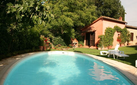Casa Rosada: Wasser, Pflanze, Eigentum, Gebäude, Grün, Azurblau, Baum, Schwimmbad, Schatten, Gewässer