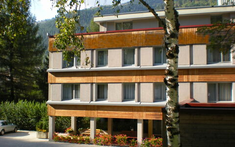 Kristall: Pflanze, Gebäude, Fenster, Baum, Holz, Urban Design, Himmel, Eigentumswohnung