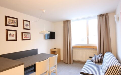 Kristall: Zimmer, Möbel, Eigentum, Schlafzimmer, Interior Design, Bett, Gebäude, Fussboden, Bettrahmen, Bettdecke