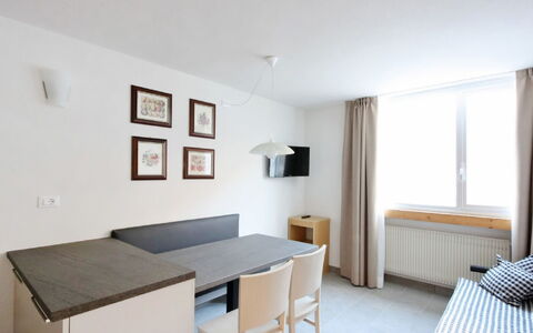 Kristall: Zimmer, Möbel, Eigentum, Weiss, Interior Design, Gebäude, Fussboden, Tabelle, Haus, Schlafzimmer