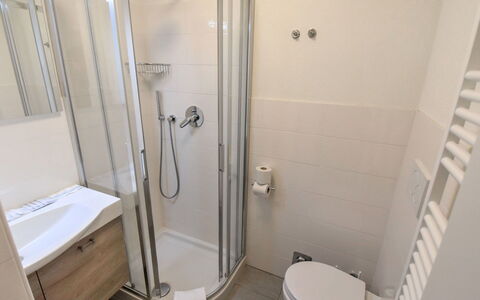 Kristall: Eigentum, Armatur, Duschtür, Dusche, Badezimmer, Toilette, Interior Design, Toilleten Sitz, Duschkopf