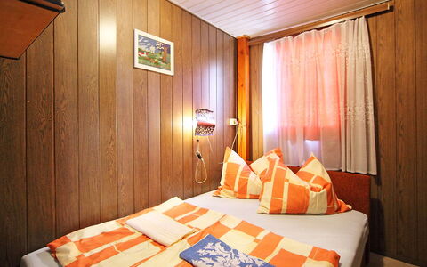 Rosso: Bett, Schlafzimmer, Zimmer, Möbel, Eigentum, Bettdecke, Interior Design, Bedding, Bettrahmen, Gebäude