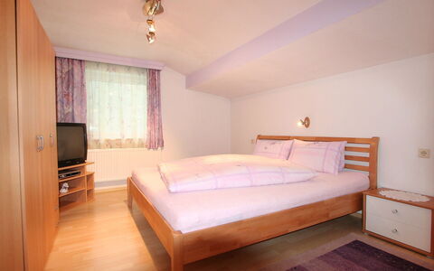 Dias: Schlafzimmer, Zimmer, Bett, Möbel, Eigentum, Bettdecke, Fussboden, Matratze, Bettrahmen, Hartholz
