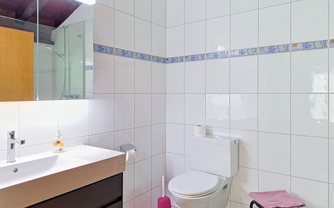 Von Allmen: Badezimmer, Armatur, Flooring, Wand, Interior Design, Fussboden, Bad Sink, Sinken, Zapfhahn, Toilette