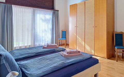 Von Allmen: Möbel, Interior Design, Schlafzimmer, Bett, Fussboden, Flooring, Zimmer, Bettdecke, Bettrahmen, Bedding