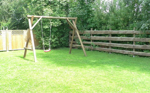 Molenstrasse: Schwingen, Gras, Hinterhof, Garten, Rasen, Spielmittel, Zaun, Grundstueck, Baum, Spielplatz