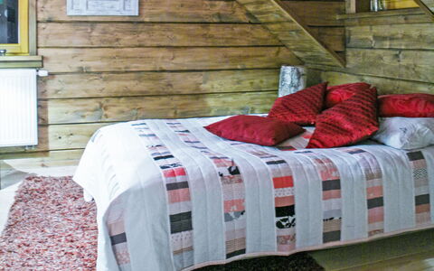 Dworczysko: Schlafzimmer, Bettdecke, Bett, Holz, Bedding, Linens, Textil, Möbel, Interior Design, Fussboden