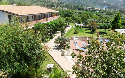 Capo Vaticano 120: Pflanze, Gebäude, Pflanzengemeinschaft, Himmel, Fenster, Baum, Grundstueck, Vegetation, Natürliche Landschaft, Haus
