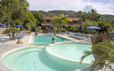 Heaven 120.1: Schwimmbad, Resort, Gartenmöbel, Regenschirm, Eco Hotel, Sonnenliege, Hotel, Hazienda, Schatten