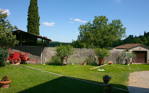 Casa Antica: Himmel, Wolke, Pflanze, Baum, Grundstueck, Blumentopf, Hütte, Freizeit, Strauch, Gras