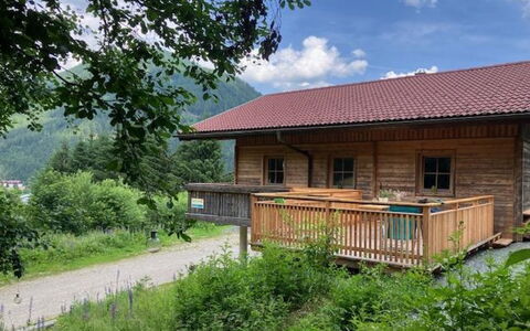 Chalet Venus: Pflanze, Himmel, Fenster, Gebäude, Wolke, Haus, Baum, Holz, Die Architektur, Grundstueck