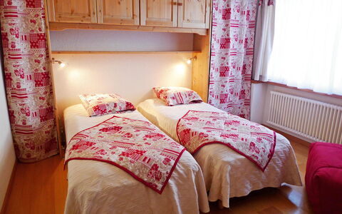 Résidence Christina Apt. 305: Schlafzimmer, Bett, Möbel, Zimmer, Bedding, Bettdecke, Vorhang, Bettrahmen, Eigentum, Interior Design