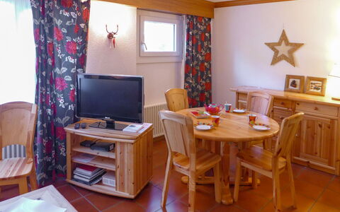Résidence Christina Apt. 305: Tabelle, Möbel, Eigentum, Fenster, Vorhang, Stuhl, Holz, Fernsehen, Interior Design, Wohnzimmer