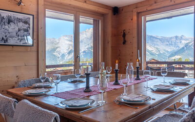 Nendaz 421: Tabelle, Geschirr, Möbel, Eigentum, Kelche, Dishware, Teller, Tischdecke, Interior Design, Textil