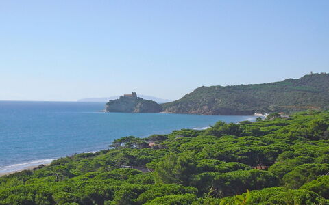 Castiglione della Pescaia 130: Wasser, Himmel, Pflanze, Wasservorräte, Berg, Natürliche Landschaft, Baum, Küsten Und Ozeanische Forms, Horizont, Landspitze
