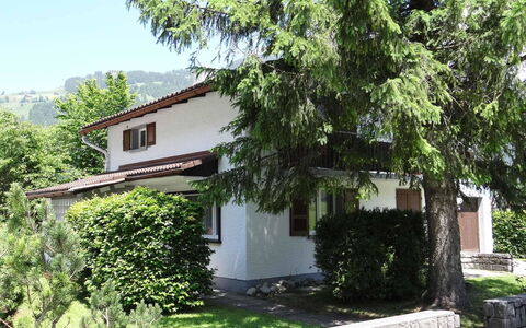Chalet Eien: Himmel, Pflanze, Gebäude, Wolke, Fenster, Baum, Haus, Holz, Urban Design, Steigung