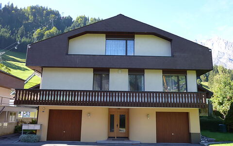 Birkenstrasse 70 2: Himmel, Pflanze, Gebäude, Wolke, Fenster, Baum, Haus, Holz, Urban Design, Steigung