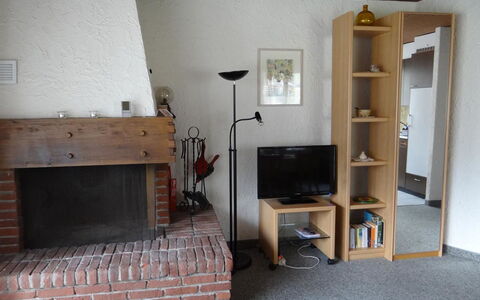 Birkenstrasse 70 2: Himmel, Pflanze, Gebäude, Wolke, Fenster, Baum, Haus, Holz, Urban Design, Steigung