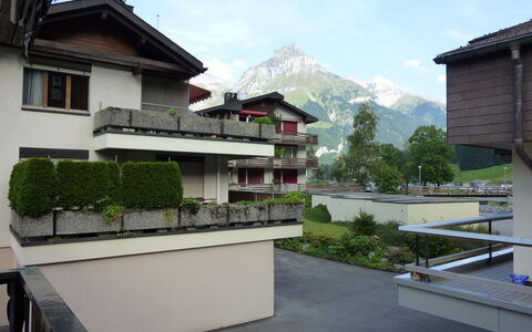 Birkenstrasse 70 2: Himmel, Pflanze, Gebäude, Wolke, Fenster, Baum, Haus, Holz, Urban Design, Steigung