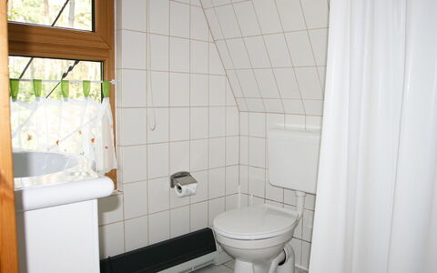 Arendsee 100: Badezimmer, Eigentum, Zimmer, Toilette, Fliese, Toilleten Sitz, Armatur, Die Architektur, Haus, Fussboden