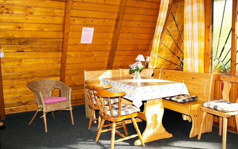 Arendsee 100: Zimmer, Möbel, Tabelle, Eigentum, Interior Design, Gelb, Gebäude, Haus, Stuhl, Esszimmer
