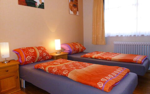 Landhaus Weisser: Schlafzimmer, Bett, Möbel, Bettdecke, Zimmer, Orange, Bedding, Eigentum, Interior Design, Bettrahmen