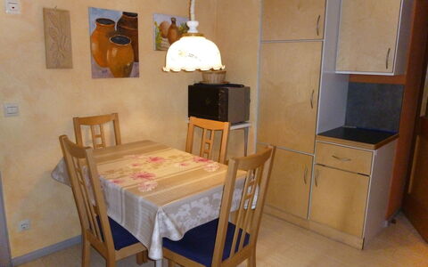 Landhaus Weisser: Zimmer, Möbel, Eigentum, Bett, Gebäude, Fussboden, Interior Design, Haus, Tabelle, Schlafzimmer