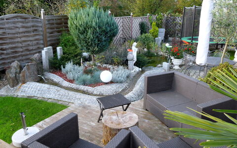 Landhaus Weisser: Hinterhof, Garten, Garten, Landscaping, Gras, Landschaft, Graspflanze, Strauch, Hof, Water Feature