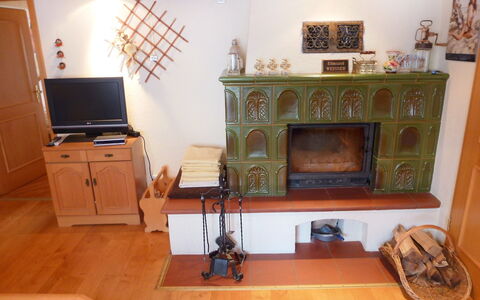 Landhaus Weisser: Feuerstelle, Zimmer, Kamin, Möbel, Eigentum, Wohnzimmer, Holzofen, Hartholz, Holzboden, Interior Design