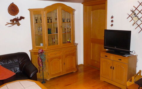 Landhaus Weisser: Möbel, Zimmer, Eigentum, Cabinetry, Interior Design, Gebäude, Haus, Hartholz, Wohnzimmer, Holz