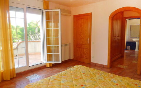 Villa Caleta: Eigentum, Zimmer, Fussboden, Gebäude, Möbel, Grundeigentum, Interior Design, Haus, Flooring, Holzboden