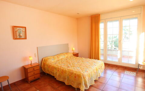 Villa Caleta: Schlafzimmer, Zimmer, Eigentum, Bett, Möbel, Fussboden, Bettdecke, Grundeigentum, Interior Design, Decke