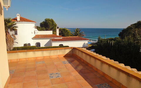 Villa Caleta: Eigentum, Gebäude, Fussboden, Grundeigentum, Haus, Villa, Zimmer, Balkon, Dach, Estate