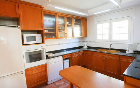 Villa Caleta: Countertop, Zimmer, Eigentum, Cabinetry, Küche, Möbel, Gebäude, Orange, Interior Design, Herd