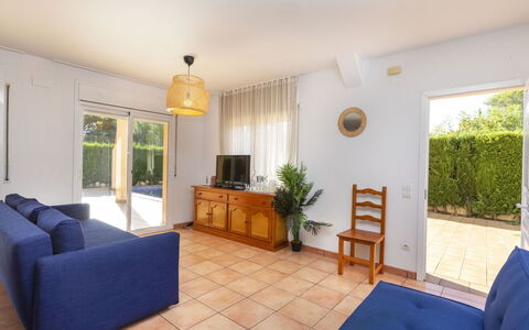 Villa Cala Nova a: Möbel, Pflanze, Zimmerpflanze, Komfort, Couch, Interior Design, Holz, Flooring, Wohnzimmer, Schatten