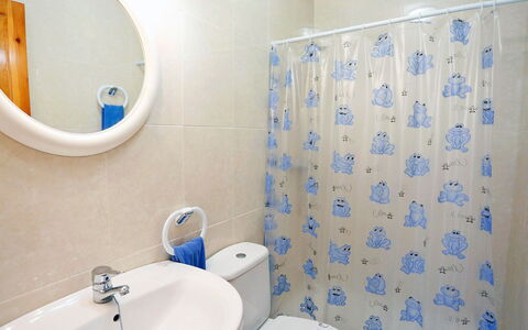 Villa Llobeta: Badezimmer, Zimmer, Eigentum, Wand, Bad Zubehör, Fliese, Armatur, Interior Design, Keramik, Grundeigentum
