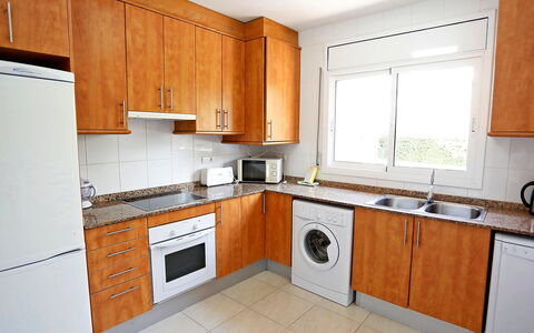 Villa Llobeta: Eigentum, Zimmer, Küche, Cabinetry, Countertop, Möbel, Gebäude, Major Appliance, Haus, Interior Design