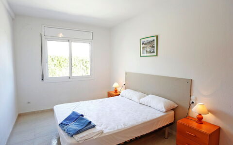 Villa Llobeta: Schlafzimmer, Bett, Zimmer, Möbel, Eigentum, Bettdecke, Matratze, Bettrahmen, Bedding, Fussboden